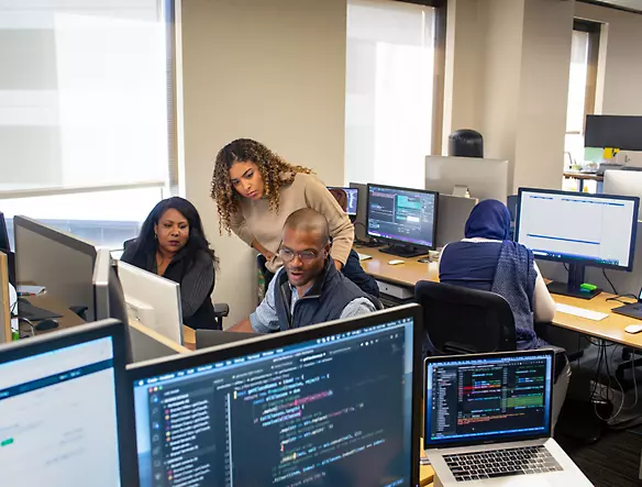 Azure 上的 Windows Server 宣傳圖：展示了兩台運行 macOS 的電腦