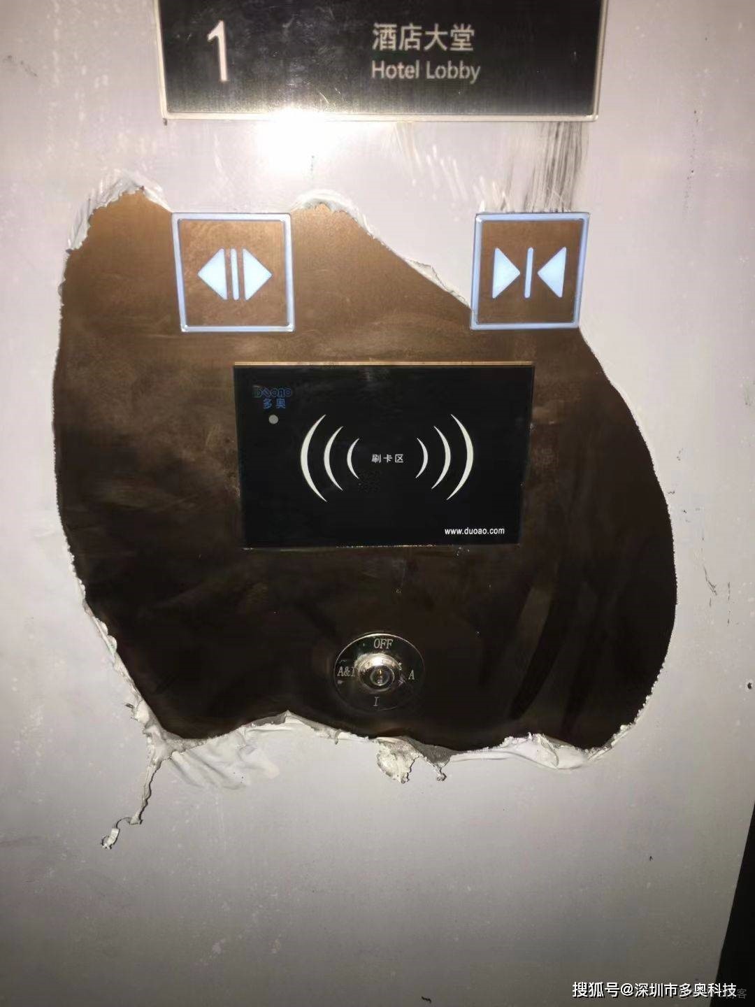 全面解析梯控系統：一種智能電梯門禁控制技術，通過權限管理提升安全性和效率。採用刷卡、人臉識別或掃碼等方式驗證用户身份，僅開放授權樓層。核心功能包括訪客管理、能源優化和無接觸乘梯，適用於辦公樓、小區等_#電梯門禁_06