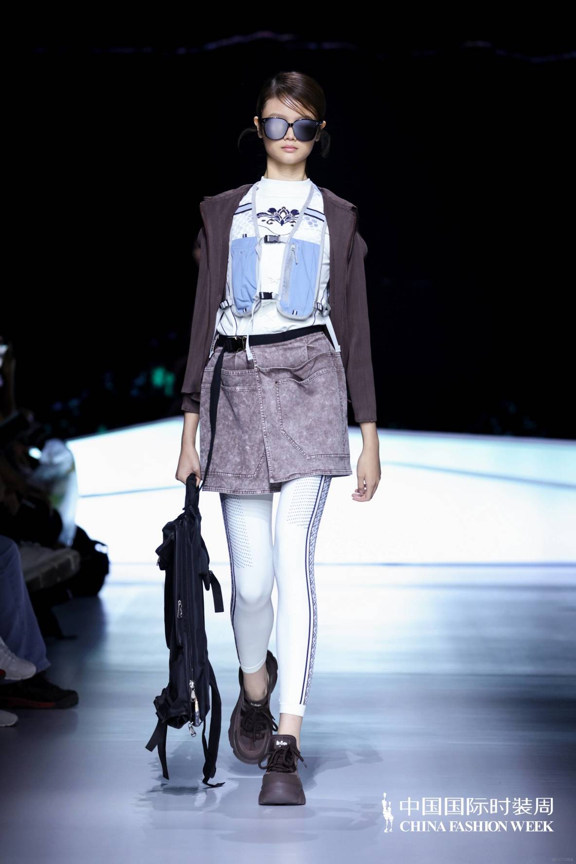 輕啓未來 李未可AI眼鏡亮相中國國際時裝週 定義“鈦輕盈”時尚科技新標杆_羣體智能_05