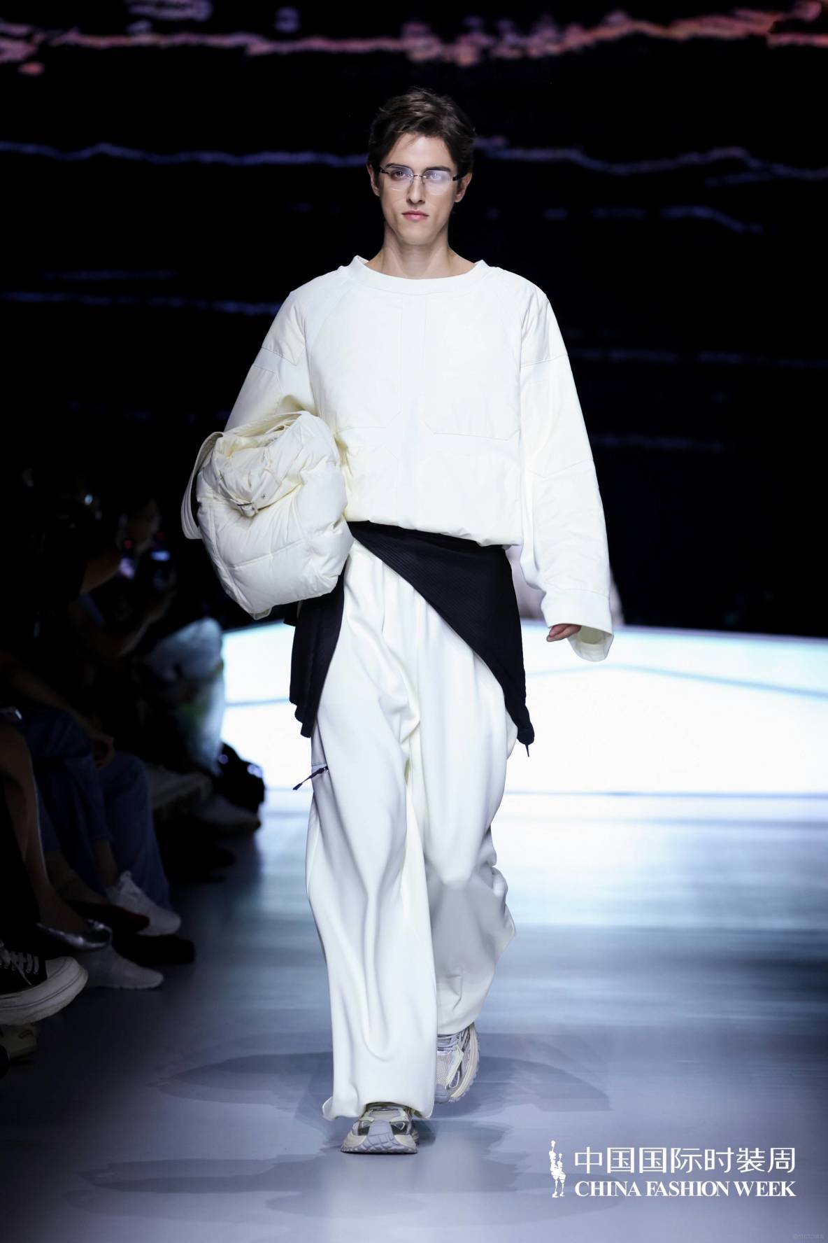 輕啓未來 李未可AI眼鏡亮相中國國際時裝週 定義“鈦輕盈”時尚科技新標杆_羣體智能_03