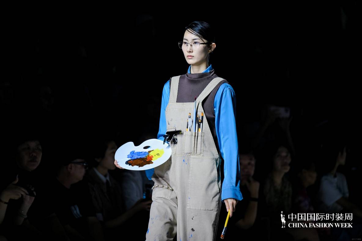 輕啓未來 李未可AI眼鏡亮相中國國際時裝週 定義“鈦輕盈”時尚科技新標杆_#人工智能_02