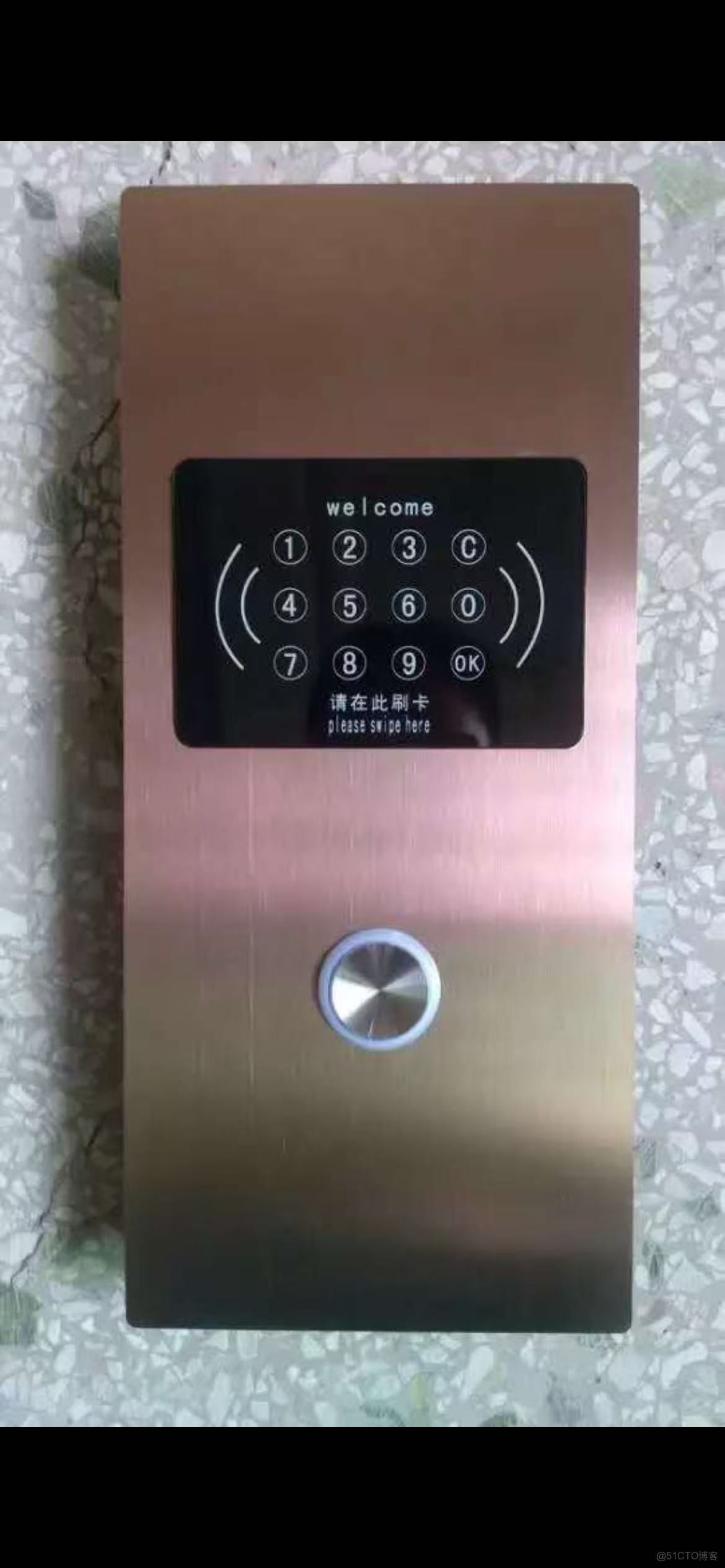 關於智能梯控即電梯門禁外呼控制系統的技術功能説明問題。需要分析該系統的硬件組成、工作原理、安全機制以及安裝方式，多奧同時探索其與傳統電梯門禁控制系統的技術差異和優勢。_#智能梯控_04