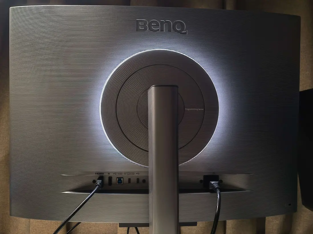 圖：顯示器後置圖（開啓MoonHalo背光燈）