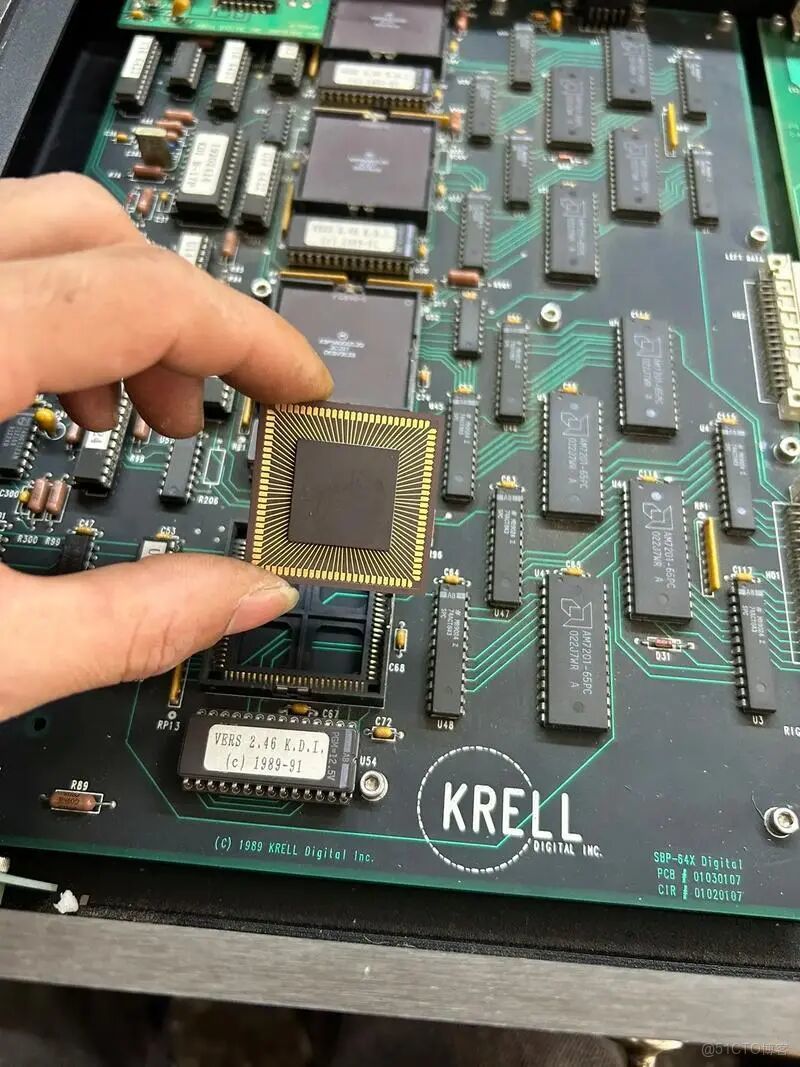 “芯片級抗擾 + 系統級防護”構成航空芯片雷擊保護防線_引腳