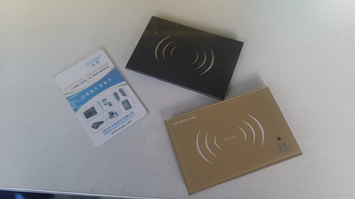 讀卡器包括觸摸密碼鍵盤和QR識別。文檔強調選型需提前確認控制器協議、電源規格及定製需求（如CPU卡支持），並提供安裝建議（開孔尺寸、抗金屬設計）。適用於門禁、梯控等場景的技術對接與採購參考_讀卡器