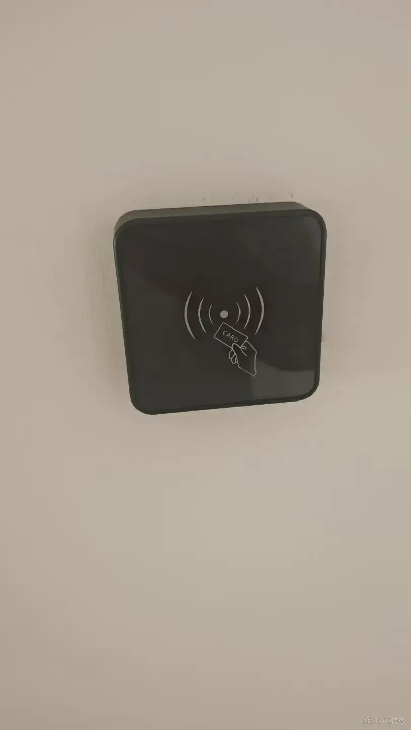 智能一卡（碼、臉）通系統通過整合門禁、梯控、消費、訪客、停車場等多個子系統，實現了一卡一庫一平台的管理模式。系統支持多種識別方式，包括人臉、QR、刷卡、指紋、虹膜、靜脈等，確保系統的高安全性_考勤一卡通_05